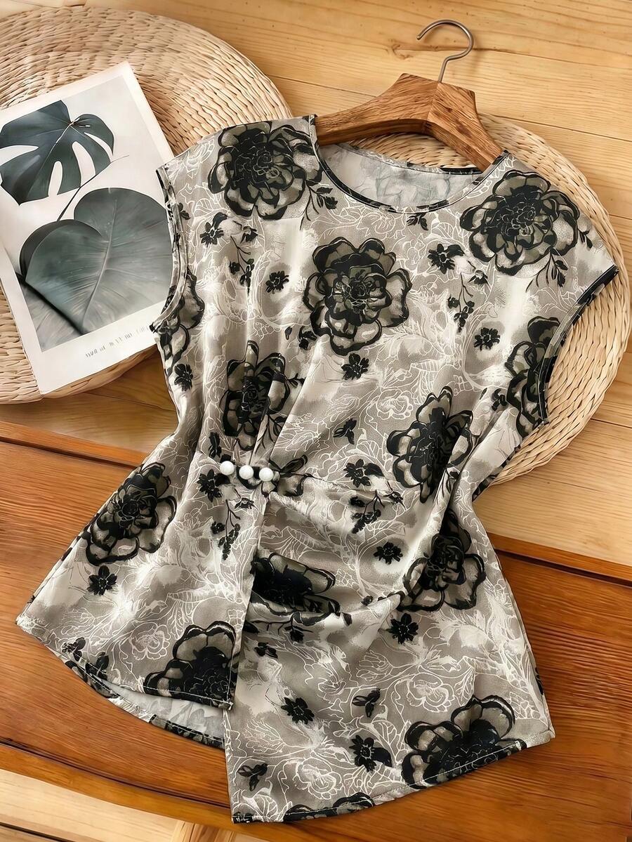 SHEIN Franclia 夏季法式優雅黑色花卉印花上衣,圓領蝙蝠袖扭腰珍珠裝飾修身優雅襯衫,適合日常通勤與約會的百搭修身優雅上衣 - 彩色 - 查看 1