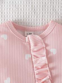 SHEIN 新生女嬰小幼童適用，四季皆宜。淺米色條紋，甜美可愛討喜。舒適寬鬆前開拉鍊設計。袖口與下擺飾有荷葉邊。連身褲附袖與腳套。附嬰兒帽。兩件套裝。適合派對、婚禮、生日、滿月慶典等各種場合。 - 淺粉色 - 查看 3