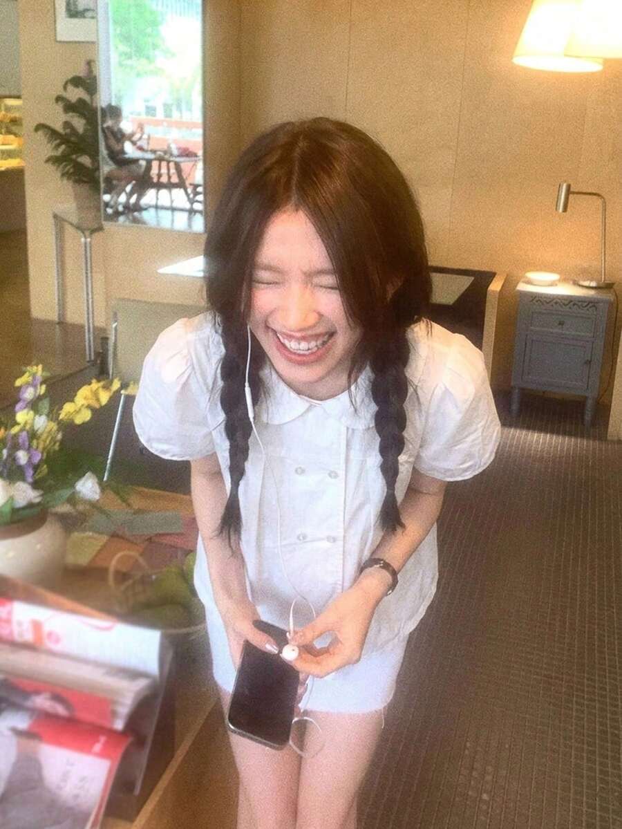 DAZY 女款彼得潘領格紋休閒韓系學院風襯衫 - 米色 - 查看 1