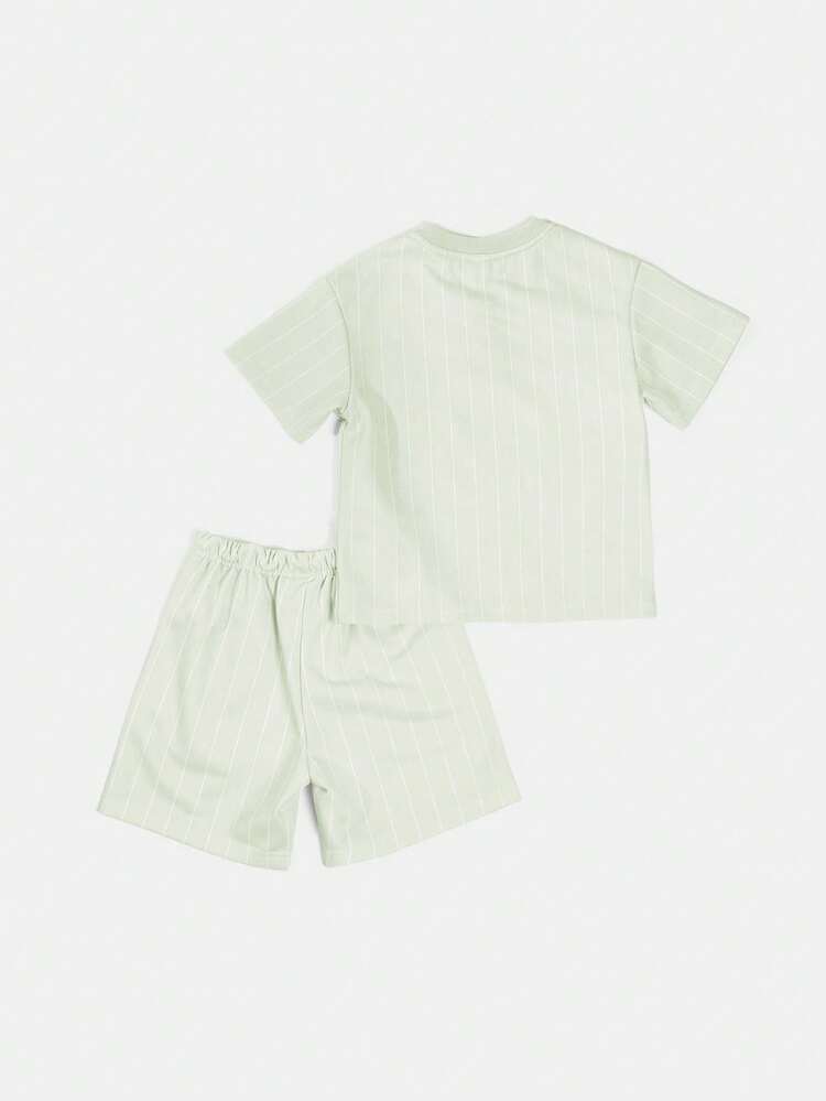 Conjunto de niño con camisa henley de rayas y pantalones cortos con estampado gráfico, conjunto informal de verano a juego