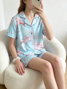 SHEIN 青少年女孩甜美可愛優雅休閒日常舒適親膚編織仿絲緞面布料藍粉清新夢幻火烈鳥自然動物水彩風卡通印花拼接粉色滾邊鈕扣領短袖上衣與短褲睡衣套裝家居服2件組 - 彩色 - 查看 7