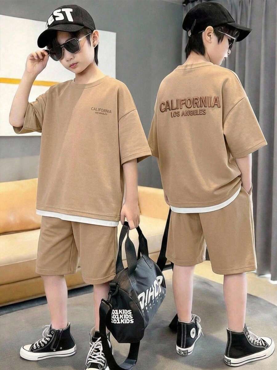 SHEIN 青少年男孩 2件組 寬鬆版型布料刺繡大字母圖案短袖T恤與鬆緊腰短褲套裝,適合春夏、戶外玩耍、學校、街頭風、派對與休閒穿著 - 卡其色 - 查看 1