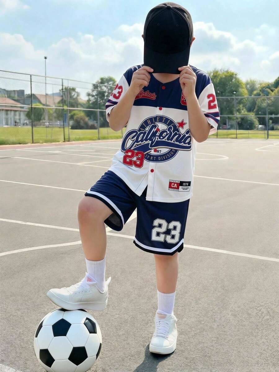 SHEIN 2件組兒童青少年男孩套裝,拼接深藍對比色23號圖案上衣與短褲運動套裝,Y2K夏季街頭風度假運動服 - 彩色 - 查看 1