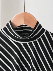 SHEIN Playful Pals 女童新款春夏秋冬休閒T恤套裝，設計感不對稱套頭高領羅紋針織面料黑白條紋長袖上衣，搭配休閒喇叭長褲，2件套，適合春夏秋冬返校季，優雅大方，適用日常上學、出遊、旅行與派對穿著 - 黑色 - 查看 7