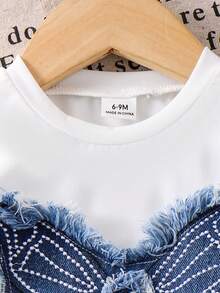 SHEIN Playful Pals Bộ 2 món áo thun cổ tròn và quần dài dệt kim thắt nơ eo màu xanh dương đính sequin hình bướm cho bé gái, trang phục thể thao thời trang, bộ quần áo denim bướm mùa xuân thu cho bé gái, bộ 2 món đồ denim cho bé gái, bộ đồ denim SS26, bộ quần jean denim cho bé gái, bộ đồ denim hai mảnh cho bé gái, bộ đồ denim mềm mại mùa hè cho bé gái, bộ đồ hè mềm mại cho bé gái. - trắng - Xem 5