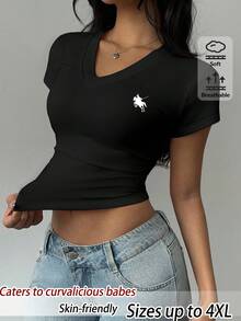 SHEIN BASICS 大尺碼女款馬術印花百褶修身百搭休閒短袖T恤 - 黑色 - 查看 1
