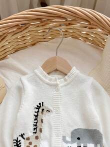 SHEIN Cardigan Rajut Lengan Panjang Berkerah Tunggal Motif Jerapah Kartun Bunga, Bordir Dunia Hewan, dan Hiasan Ruffle untuk Bayi Perempuan Baru Lahir, Cocok untuk Musim Gugur/Dingin - Putih - View 4