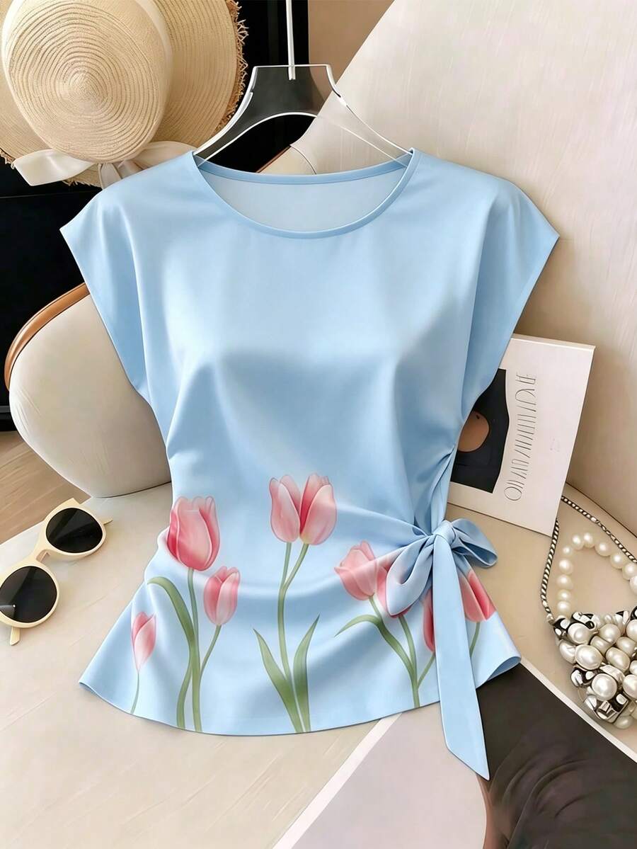 SHEIN Franclia 新款女款花卉印花側結緞面T恤 - 淺藍色 - 查看 1