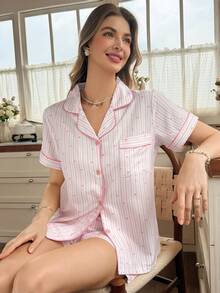 Snug Reverie Conjunto de ropa de estar en casa para mujer con estampado de rayas rosas y corazones, de frente abierta - Rosa Pálido - Ver 5