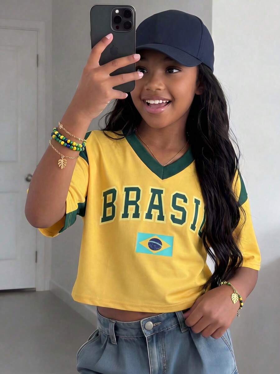SHEIN Sparklyn Camiseta de manga corta holgada con cuello en V y diseño de número de equipo deportivo para niñas preadolescentes, moda urbana, vacaciones, verano, viajes - Amarillo - Ver 1