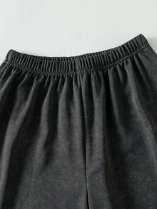 SHEIN 這款青少年女孩水洗灰色運動長褲採用美式復古街頭風。復古炭灰色水洗紋理營造出隨性酷感。由柔軟舒適的布料製成，配有彈性腰帶和寬腿剪裁，寬鬆且修飾身形。非常適合日常休閒出遊，輕鬆自在 - 黑色 - 查看 3
