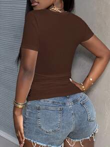 Slaydiva Camiseta de algodón 97% acanalada minimalista casual básica de verano con cuello cuadrado, manga corta, ajuste regular, silueta esbelta, fruncida lateralmente y elástica - Marrón - Ver 3