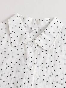 SHEIN 女童圓點襯衫兩件組，展現輕鬆隨性的法式輕盈風格。寬鬆剪裁搭配米白色底色與黑色圓點，呈現復古休閒魅力。面料光滑柔軟且透氣。百搭時尚，適合日常穿著、度假及各種場合 - 黑與白 - 查看 7