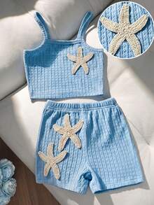 SHEIN Sparklyn 女童 4-7 歲夏季休閒兩件套，彈性柔軟藍色紋理細肩帶背心 & 彈性腰短褲套裝，附 3D 鉤編海星貼飾，適合女童海灘、郵輪、度假和泳池派對海洋美學風格 - 藍色 - 查看 3