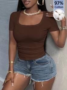 Slaydiva Camiseta de algodón 97% acanalada minimalista casual básica de verano con cuello cuadrado, manga corta, ajuste regular, silueta esbelta, fruncida lateralmente y elástica - Marrón - Ver 2