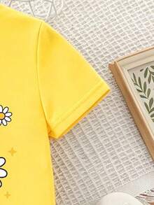 Summer Baby Girl Creative Fresh Cute Cartoon Bee Holding Flower Green Leaf Heart Pattern Print Casual Vacation Style Basic Short T-Shirt And Cycling Pants Set, Comfortable Daily Sports Outfit, Sets - Multicolor - View 5