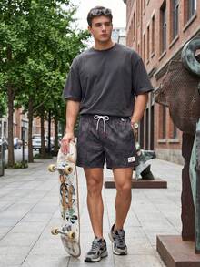 Manfinity KASUA Pantalones cortos de playa con cordón en la cintura y estampado de camuflaje para hombres, vacaciones - Marrón - Ver 5