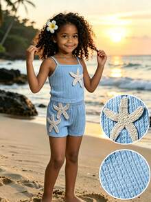 SHEIN Sparklyn 女童 4-7 歲夏季休閒兩件套，彈性柔軟藍色紋理細肩帶背心 & 彈性腰短褲套裝，附 3D 鉤編海星貼飾，適合女童海灘、郵輪、度假和泳池派對海洋美學風格 - 藍色 - 查看 1
