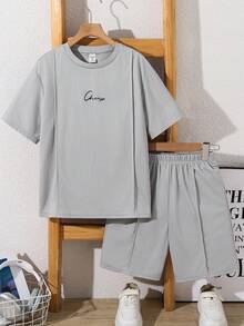 SHEIN 2件套儿童/青少年男童休闲字母印花圆领短袖上衣和短裤套装，适合通勤、上学、日常穿着、运动、春夏穿着。 - 灰色 - 查看 5