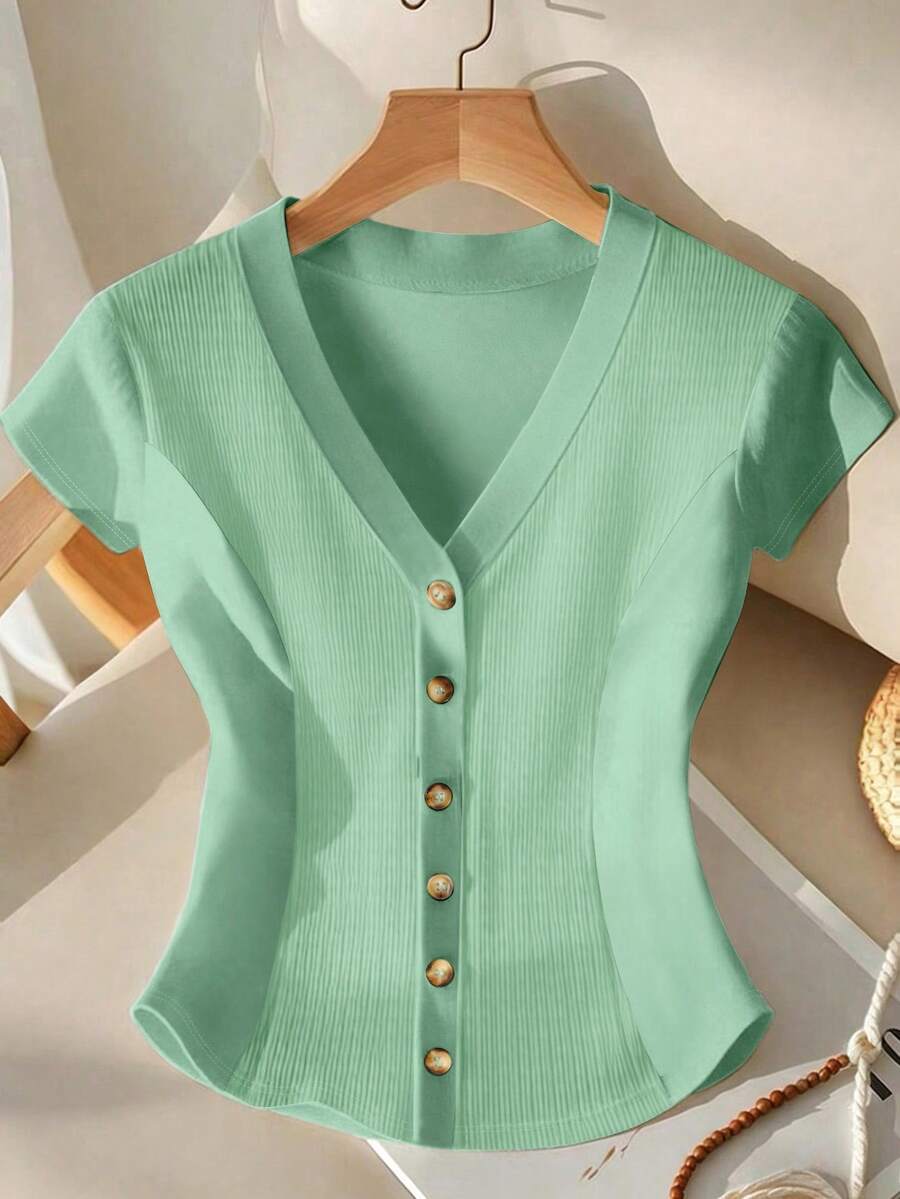 GlowEve Camiseta feminina de malha com decote em V profundo, manga curta, cintura marcada, abertura frontal com botões metálicos. Elegante, romântica e casual, ideal para uso diário, trabalho, jantar e primavera/verão. - Menta verde - Ver 1