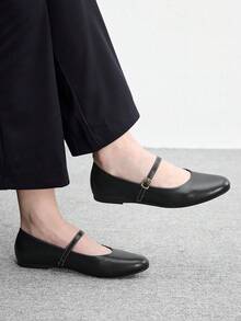 CUCCOO BIZCHIC 女款休閒通勤時尚百搭字母扣飾素色平底鞋 - 黑色 - 查看 4