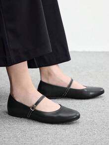 CUCCOO BIZCHIC 女款休閒通勤時尚百搭字母扣飾素色平底鞋 - 黑色 - 查看 6