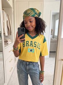 SHEIN Sparklyn Camiseta de manga corta holgada con cuello en V y diseño de número de equipo deportivo para niñas preadolescentes, moda urbana, vacaciones, verano, viajes - Amarillo - Ver 4