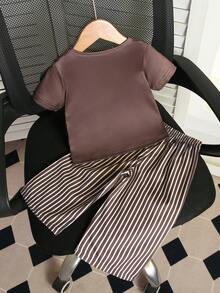 SHEIN 2件組嬰兒女童夏季時尚簡約街頭風白色短袖T恤配黑色胸前刺繡裝飾與杏色條紋長褲套裝，適合日常上學穿著 - 棕色 - 查看 2