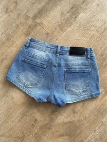 SHEIN Shorts mini de mezclilla de cintura ultra baja con costura de contraste - Lavado ligero - Ver 2