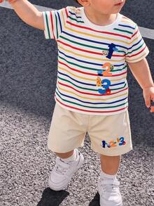 SHEIN Playful Pals 男童基础款圆领短袖T恤套装，白色底色，饰以彩色条纹图案，右侧印有卡通“1、2、3”字样，搭配同色系米色休闲短裤，短裤上也印有卡通图案，面料柔软清新，色彩鲜艳，款式可爱。 - 彩色 - 查看 1