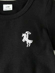 SHEIN Playful Pals 2件組 幼童男童黑色夏季休閒海灘套裝 馬刺繡圓領短袖T恤與條紋短褲 寬鬆舒適版型 - 灰色 - 查看 7