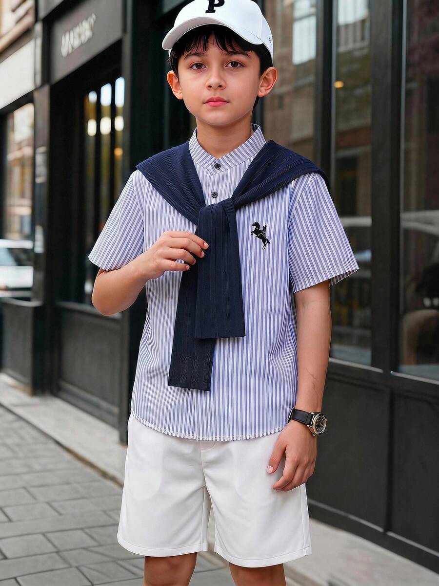 SHEIN 3件組兒童青少年男童舒適休閒百搭日常時尚簡約學院風紅色立領短袖POLO針織上衣搭配白色條紋披肩、白色短褲及腰帶多件套裝制服正裝，適合春夏季節，室內居家、戶外、日常、運動、玩樂、派對、攝影、度假、節日、婚禮
