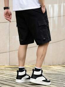 Manfinity Homme Quần short Cargo màu trơn có túi và dây rút cho nam, quần short Cargo trơn rộng thùng thình có dây rút thời trang đi chơi phong cách thường ngày, quần short Cargo trơn rộng thùng thình có dây rút, dành tặng chồng, quà tặng bạn trai - màu đen - Xem 2
