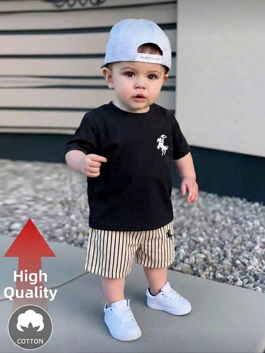 SHEIN Playful Pals 2件組 幼童男童黑色夏季休閒海灘套裝 馬刺繡圓領短袖T恤與條紋短褲 寬鬆舒適版型 - 灰色 - 查看 1