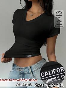 SHEIN BASICS Casual Minimalist Plus Size Women's Letter Graphic V-Neck T-Shirt - Black - View 1