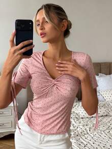 Livesso 春夏粉色波點滿版印花設計打結扭轉交叉前襟修身短袖女款T恤，優雅時尚上衣，適合音樂節、情人節、婚禮、派對與通勤 - 粉色 - 查看 4