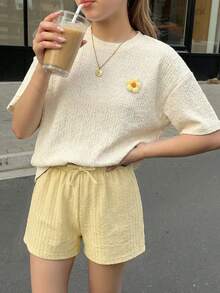 SHEIN 青少年女孩純色圓領3D花朵裝飾落肩短袖T恤與彈性腰圍蝴蝶結裝飾短褲套裝 - 黃色 - 查看 2