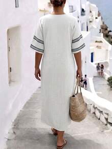 SHEIN LUNE CURVE Robe d'été pour femmes grande taille, tissu texturé effet lin avec patchwork rayé, col V, manches courtes, coupe ample, style décontracté quotidien, pour le travail, les sorties et les affaires, style rétro français de rue, sensation premium, style Ins, robe de plage pour vacances d'été, robe décontractée quotidienne, robe imprimée rayée rétro française, robe ample, robe col V, tenue de plage d'été, robe de vacances décontractée - Multicolore - Voir 2