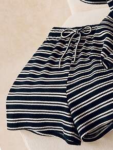 Elaquor Bộ 2 món áo thun vai trễ dáng rộng thoải mái và quần short dây rút kẻ sọc cho nữ size lớn - Đen và trắng - Xem 6
