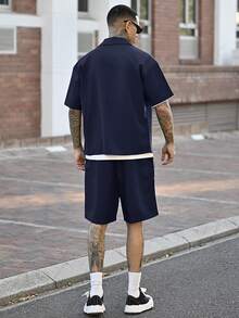 Devon Thys 男式侧条纹和星星印花短袖拉链衬衫和短裤套装 - 藏蓝色 - 查看 5