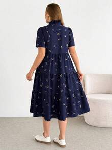 SHEIN Essnce 大尺碼女款春夏時尚休閒寬鬆涼爽舒適日常基本百搭顯瘦深藍色碎花V領短袖中長洋裝附口袋，外出穿搭，度假洋裝，極簡風 - 藍色 - 查看 2