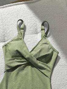 Swim Lushoire Baju Renang Terusan Bergaris dengan Detail Silang di Dada, Terbuat dari Kain Khusus - Hijau Tentara - View 4