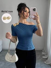 Rafferiza 女款優雅不對稱肩領口3D玫瑰金屬扣飾短袖T恤 - 藍色 - 查看 3