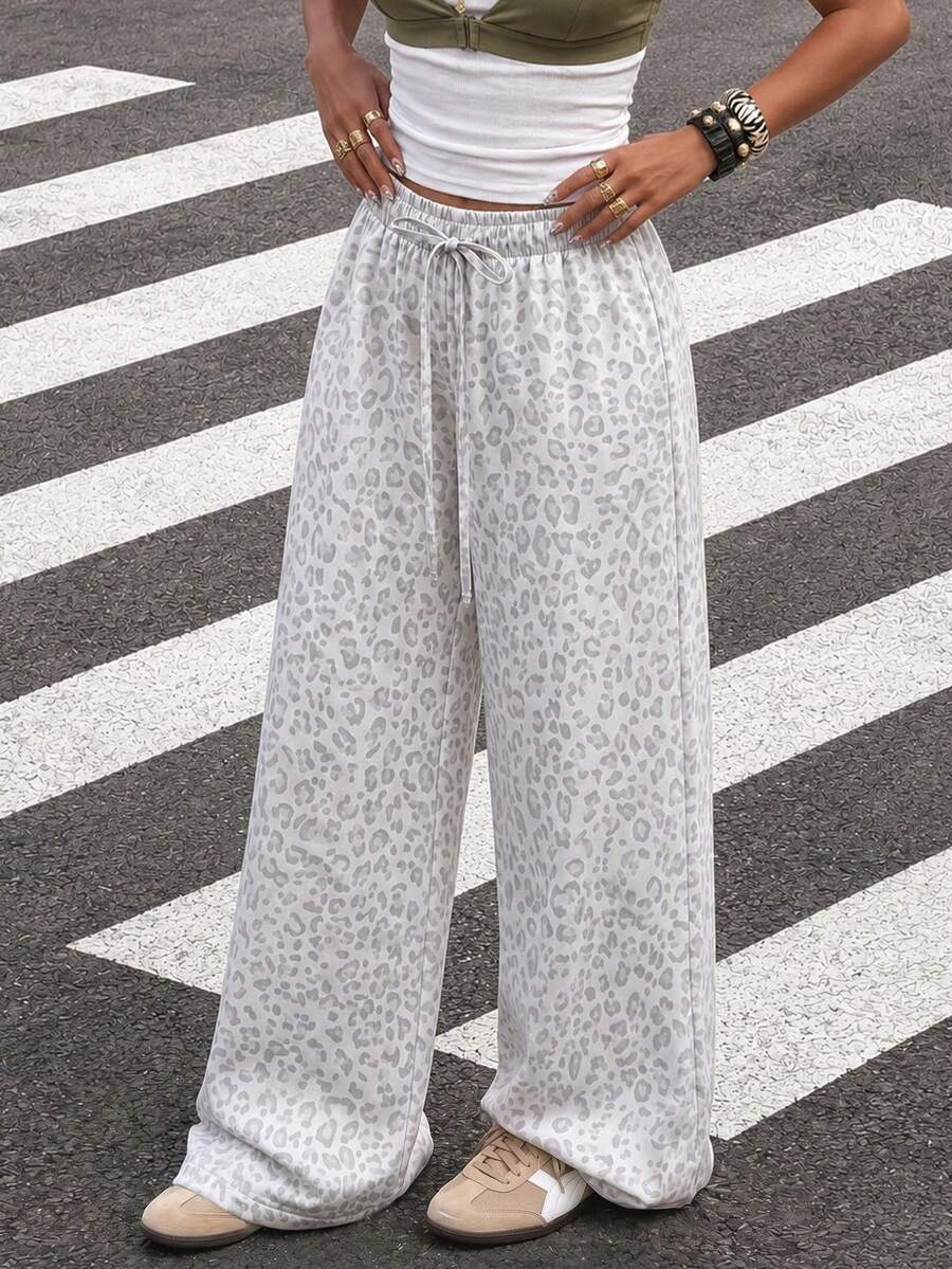 SHEIN EZwear 女士休闲宽松复古白色豹纹阔腿直筒裤,适合春夏、日常通勤、约会、聚会、秋冬、圣诞节、新年、感恩节、派对、婚礼、海滩、毕业典礼等场合,时尚、优雅、休闲、外出、约会、预订、通勤、闪亮、情人节、优雅、度假、休闲、Y2K、外出、毕业典礼等场合。 - 彩色 - 查看 1