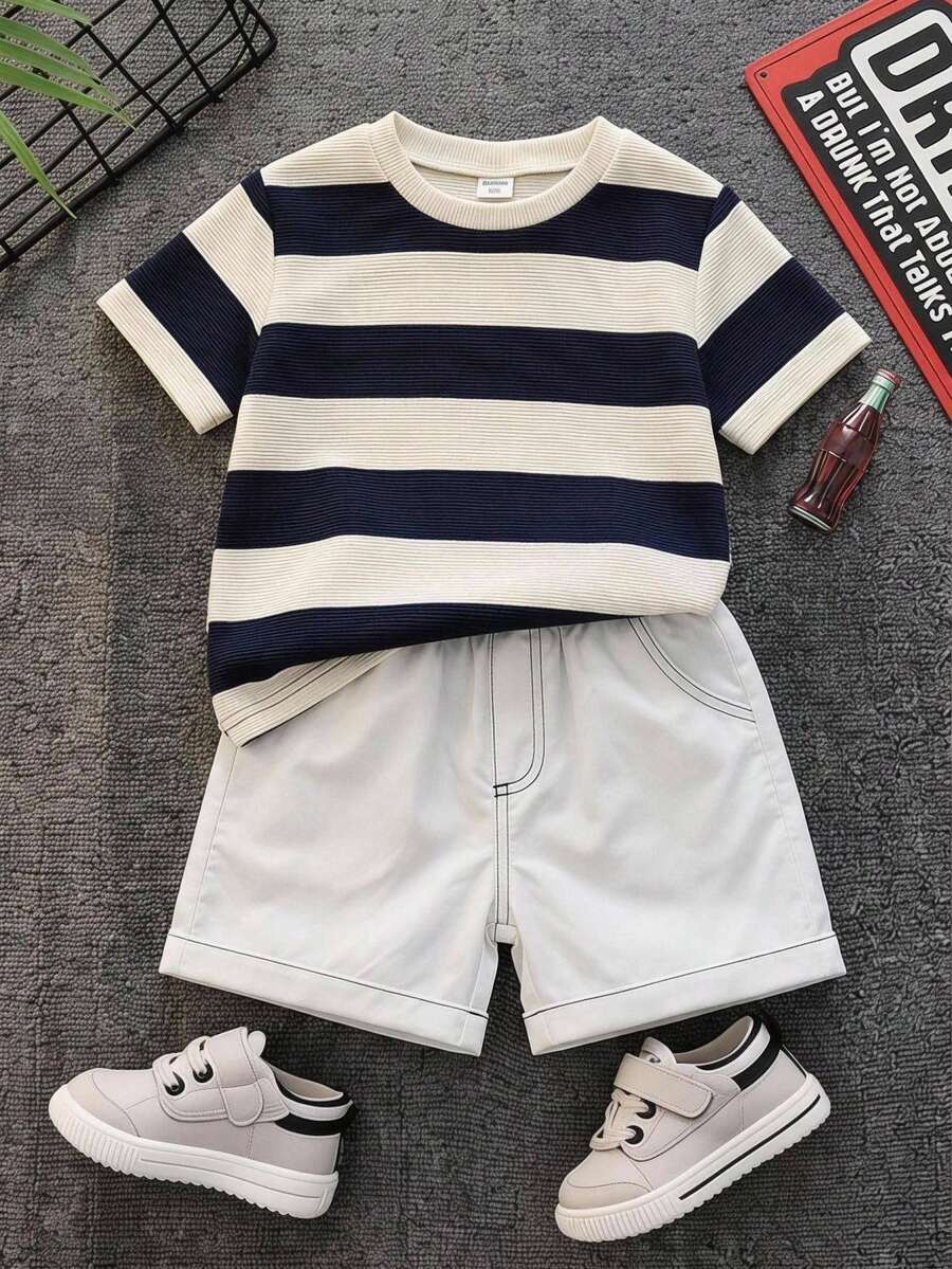 SHEIN 小男孩夏季休閒度假日常通勤配色拼接條紋印花短袖T恤短褲套裝 - 黑與白 - 查看 1