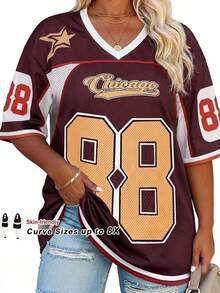 SHEIN CURVE+ Damen Sommer Große Größen V-Ausschnitt American Football Trikot T-Shirt mit Buchstaben Aufdruck, Paar im gleichen Stil - Verschiedenfarbig - Übersicht 4