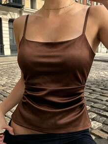 SHEIN 女士休闲优雅丝滑白色褶皱吊带背心，修身细肩带设计，缎面光泽，休闲无袖背心，夏季单穿或叠穿皆宜，无袖上衣，日常穿着、约会之夜和度假装扮的理想之选，完美打造夏季休闲造型和夜间外出装扮。 - 棕色 - 查看 4