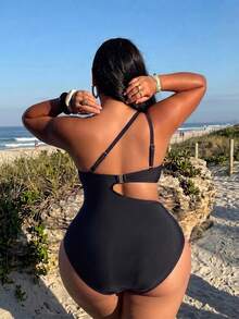 SHEIN Swim 大尺碼女款夏季純黑色不對稱單肩連身泳衣，度假風性感優雅腰部鏤空金屬環設計 - 黑色 - 查看 2