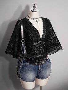 SHEIN ICON 大尺碼 Y2K 性感 V 領蕾絲拼接喇叭袖上衣 - 黑色 - 查看 3