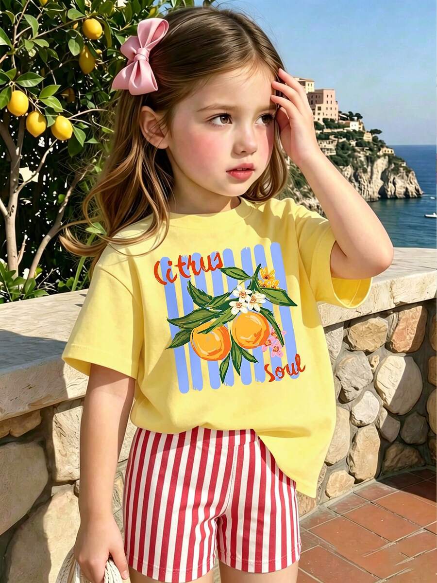 SummerOutfit 春夏秋女童創意個性化手繪藍條紋水果綠葉花朵字母標語印花休閒度假風基本款短T恤與單車短褲套裝 - 彩色 - 查看 1